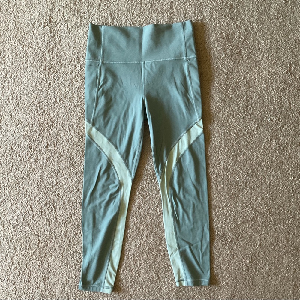 Athleta Salutation Stash Pocket 7/8 Leggings in sea foam green size small